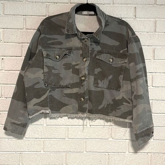 Adika- Cropped Camo Full Button Down Jacket w/Raw Hem Big Front Pockets One Size - Picture 1 of 10